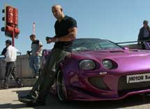 Vin Diesel posa junto a un coche de tunning en El Jarama