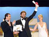 Nani Moretti recibe la Palma de oro de Banderas y Griffith