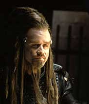Travolta, una alien de pelo rasta y dientes amarillos