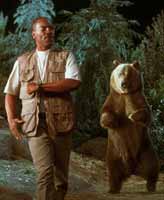 Eddie Murphy enseña a andar a un oso