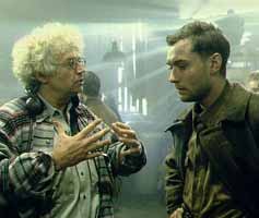 Jean Jaques Annaud y Jude Law conversan durante el rodaje