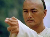 Chow Yun Fat interpreta a Li Mu Bai en Tigre y dragon