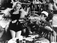 Con Marlene Dietrich en una escena de Marruecos