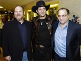 Bob y Harvey Weinstein posan con Robert Rodriguez