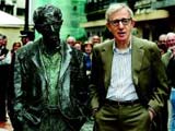 Allen, junto a la estatua que le han erigido en Oviedo