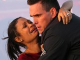 Thandie Newton y Matt Dillon en <em>Crash</em>