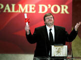 Michael Moore, recibiendo la Palma de Oro